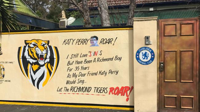 Tigers artwork on Molly Meldrum's front fence in Richmond. Picture: Facebook