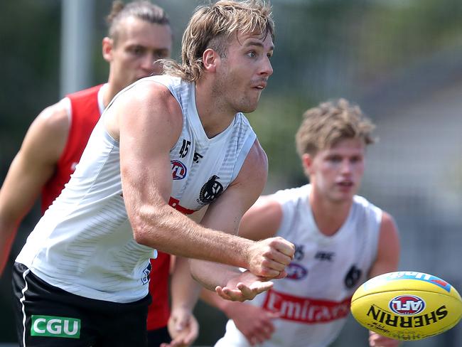 SUNSHINE COAST, AUSTRALIA - SEPTEMBER 02: Max Lynch of the Magpies makes a handpass during a Collingwood Magpies AFL training session at Maroochydore Multi Sports Complex on September 02, 2020 in Sunshine Coast, Australia. (Photo by Jono Searle/Getty Images)