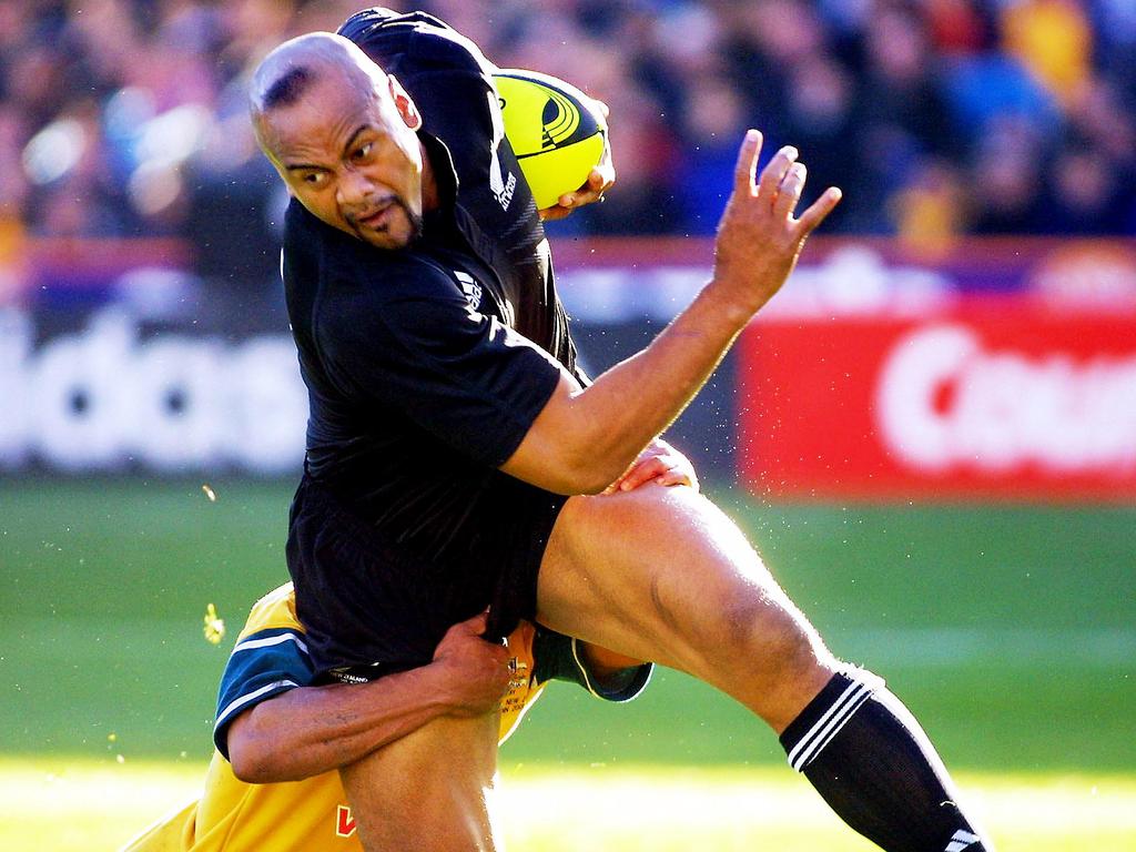 All Blacks Jonah Lomu  grabbed by a Wallabies player in 2001.