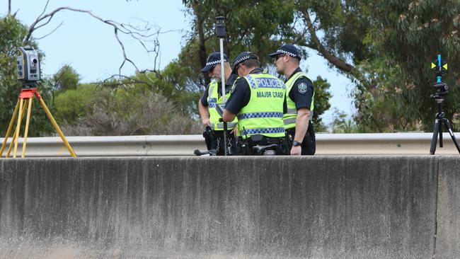 Police and major crash attend the scene at 454 Mount Barker Road where the body of a cyclist was found on the road heading down the Eagle on the Hill road. (AAP/Emma Brasier)