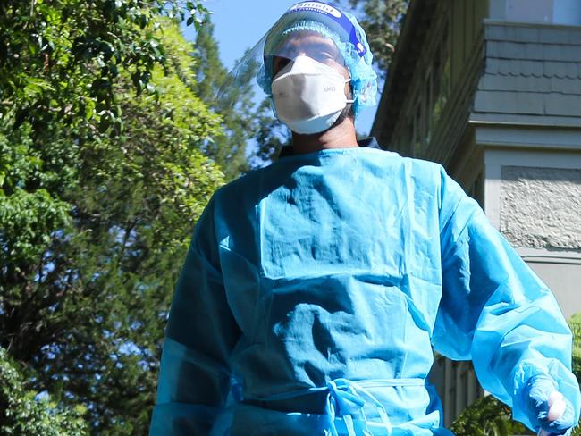 SYDNEY, AUSTRALIA - NewsWire Photos, DECEMBER 17 2021: A Nurse is seen working at the Killara Covid Testing clinic in Sydney ahead of Christmas as positive cases continue to rise in NSW. Picture: NCA Newswire / Gaye Gerard