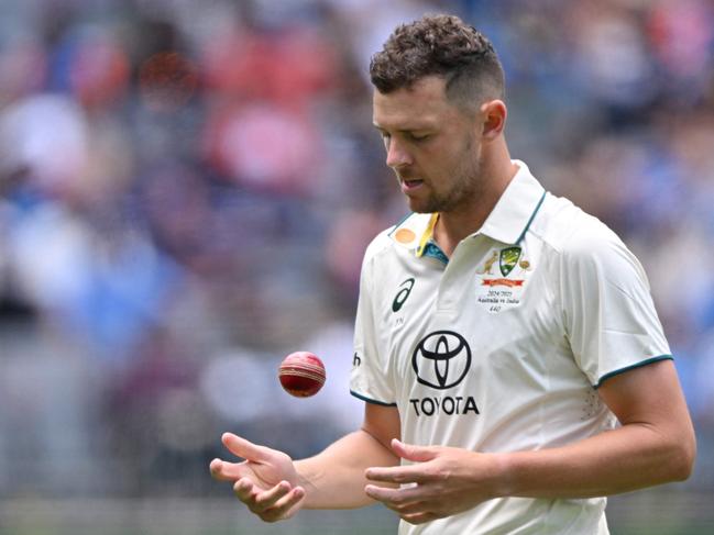 Australia's Josh Hazlewood prepares to bowl during the first day of the third first Test cricket match between Australia and India at the Optus Stadium in Perth on November 22, 2024. (Photo by SAEED KHAN / AFP) / -- IMAGE RESTRICTED TO EDITORIAL USE - STRICTLY NO COMMERCIAL USE --