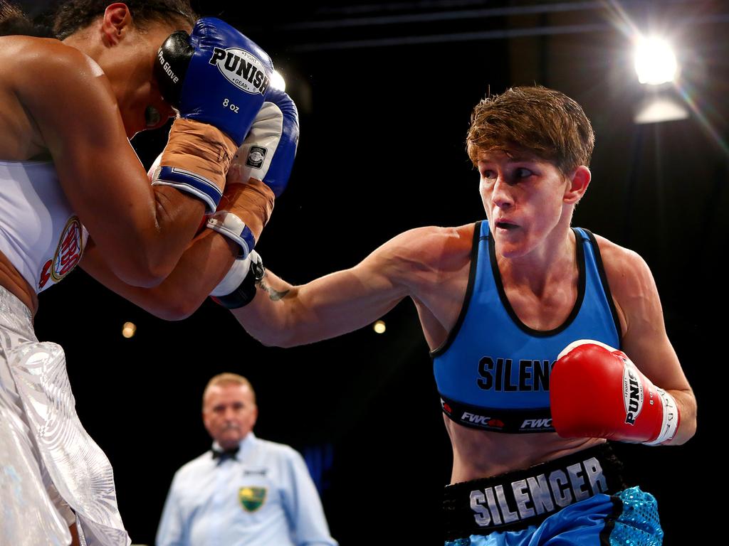 Deanha Hobbs (right) beats Baby Nansen at the Brisbane Convention &amp; Exhibition Centre (AAP Image/Jono Searle)