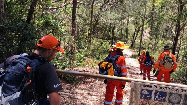 SES Volunteers begin their search of dense bushland in KuRinGai