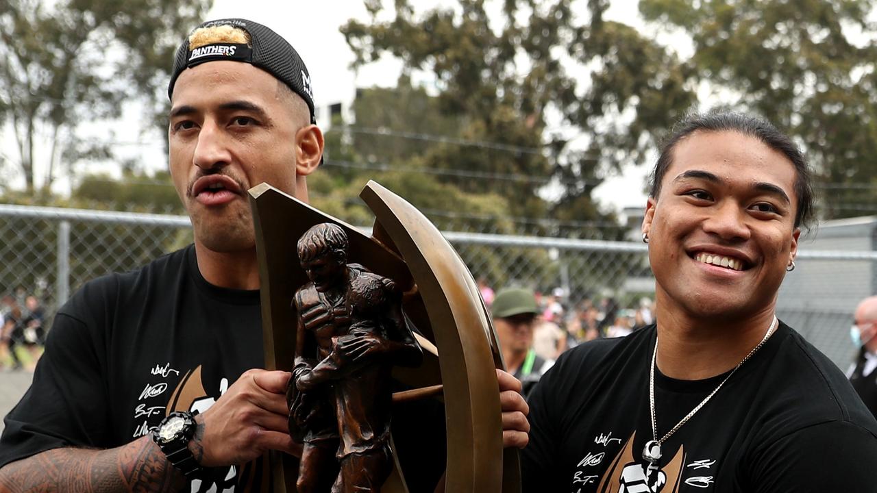 Kikau and To'o carry the Provan-Summons Trophy past fans during the Grand Final Parade. Photo by Brendon Thorne/Getty Images