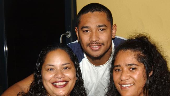 Rachel O'Brien with Patrick & Maria Kelemete at Mantaz Club & Bar Pic Bryan Lynch AD085021
