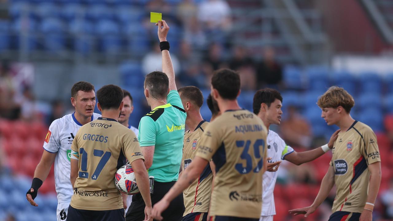 Red card, stunning solo goal cap entertaining Auckland, Jets draw