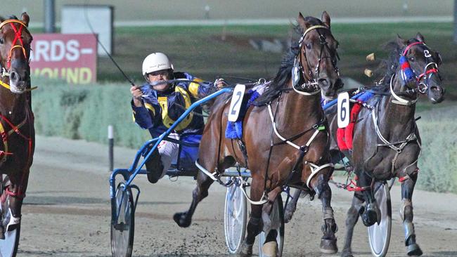 Race 9: Tabcorp Park, Friday 7-3-2014 SEW-Eurodrive Flying Free For All (M0 or better.) Winner: Smoken Up (2) Trainer: Lance Justice; Driver: Lance Justice Race Distance: 1,720 metres Mile Rate: 1.54.7 photography: Stuart McCormick