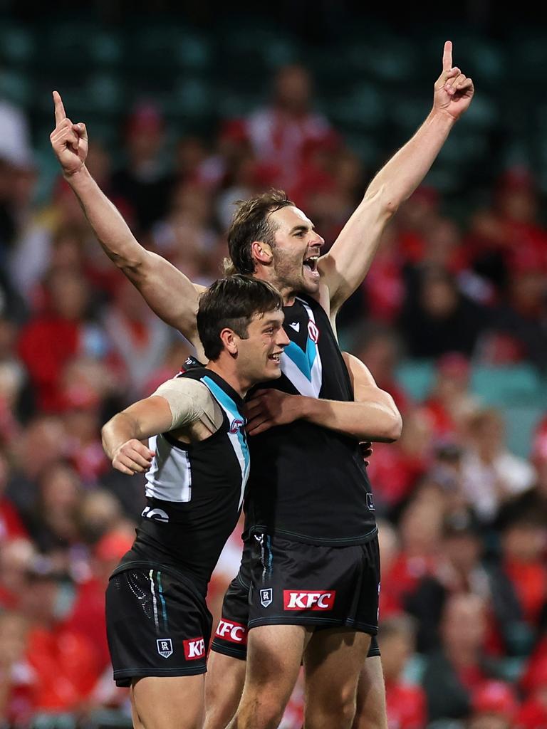 Jeremy Finlayson kicks the last goal of the game. Photo by Cameron Spencer/Getty Images.