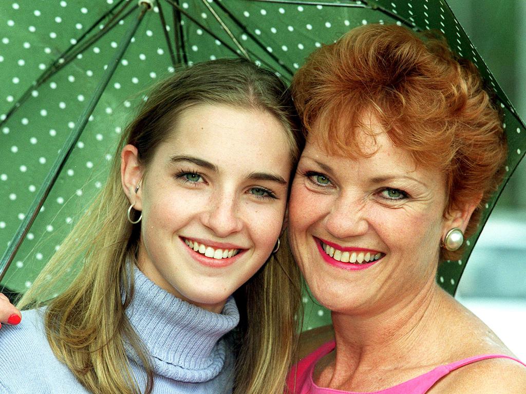 Pauline Hanson with her daughter Lee in 2001.