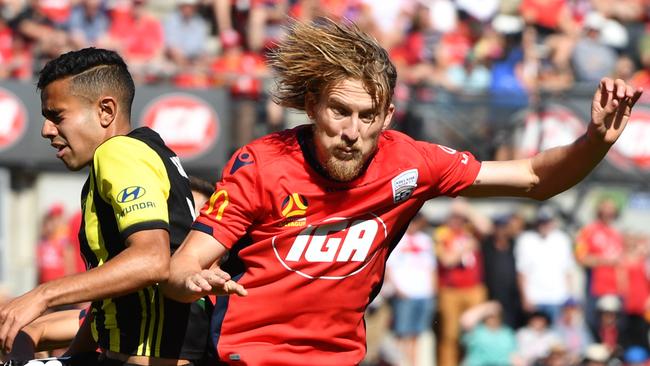 Benjamin Halloran of United and Sarpreet Singh of the Phoenix contest the ball 