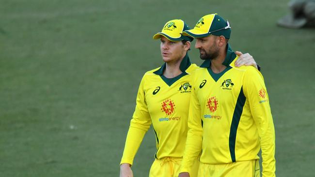 Nathan Lyon (R) doesn’t know how Smith is able to put up with the booing. picture: AAP