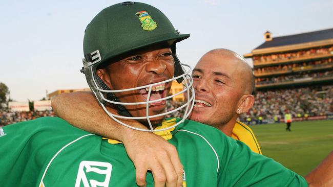 Makhaya Ntini (L) and Herschelle Gibbs celebrate South Africa’s unbelievable runchase. Picture: Getty