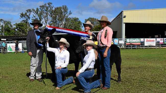 BEST OF THE BEST: Stud cattle judges Ben Adams (left) and Cherie Gooding (right) flank Chloe Gould, Bowenfels owner Glen Perrett and Nateesha Taylor with Champion of Champions Bowenfels Jedda and calf at foot, Bowenfels Man of War. Picture: Arthur Gorrie