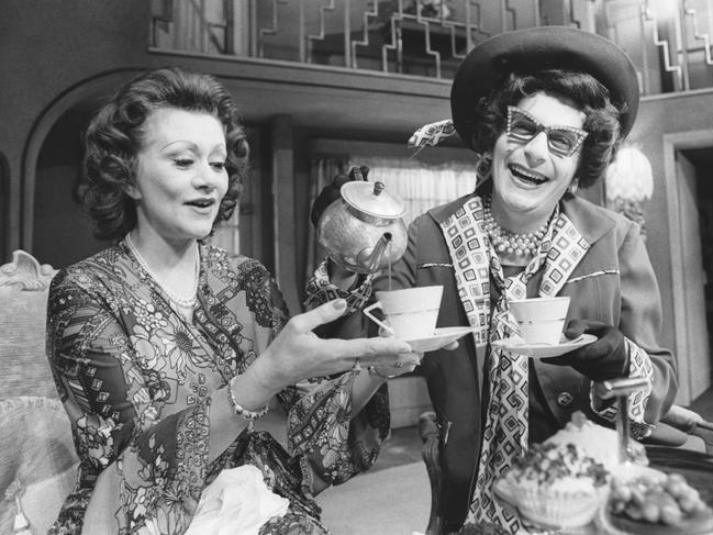 Joan Plowright having tea with Dame Edna Everage in 1976. Picture: Getty Images