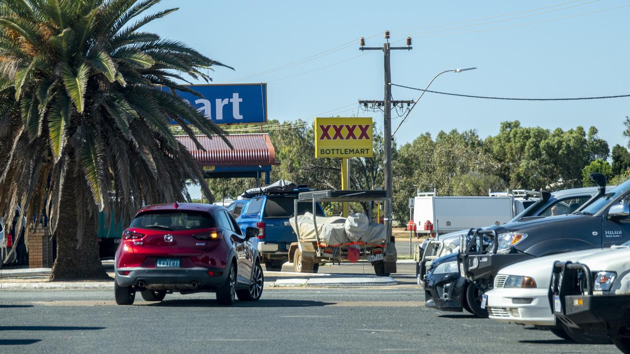 By midday Tuesday, long lines form at bottle shops in Carnarvon after two days of no liquor sales. Picture: Jon Gellweiler/news.com.au