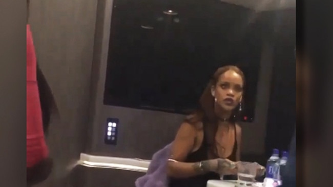 Acusan a Rihanna de esnifar cocaína en el Festival de Coachella