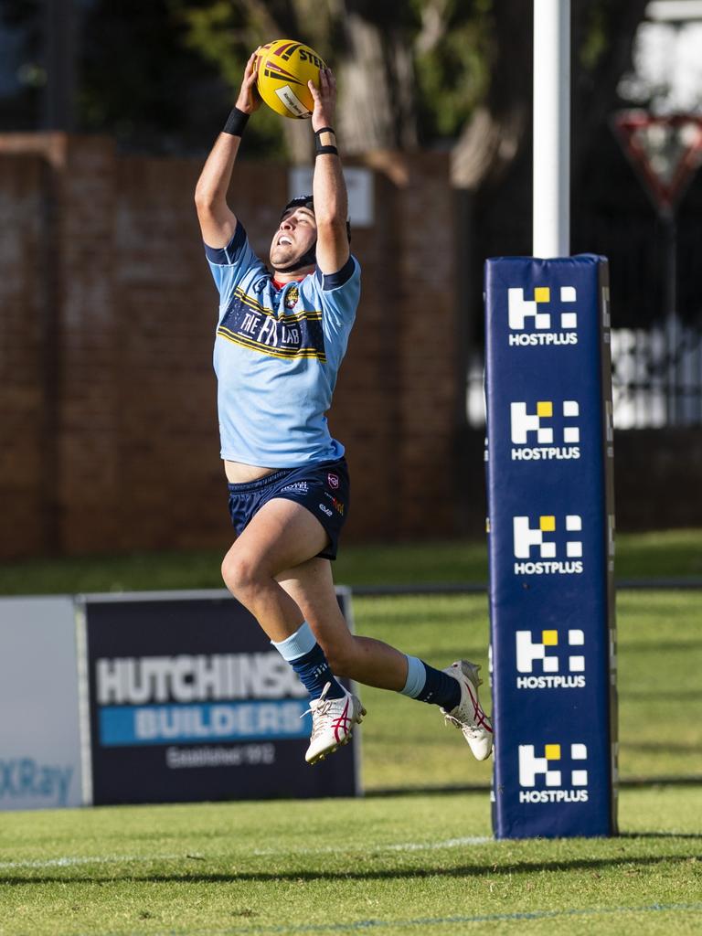 Thomas Hatch leaps for the high ball. Picture: Kevin Farmer