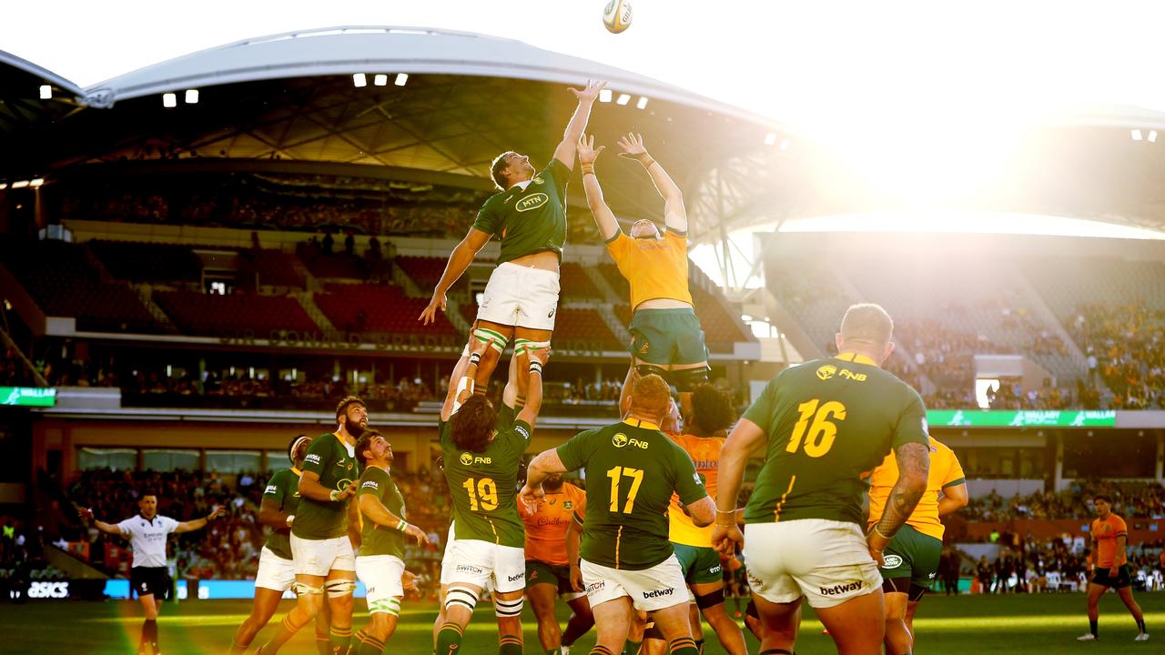 ADELAIDE, AUSTRALIA - AUGUST 27: Eben Etzebeth of the Springboks and Darcy Swain of the Wallabies compete for the ball in the lineout during The Rugby Championship match between the Australian Wallabies and the South African Springboks at Adelaide Oval on August 27, 2022 in Adelaide, Australia. (Photo by Mark Kolbe/Getty Images)