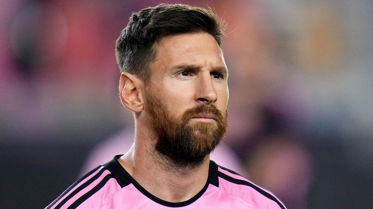 FORT LAUDERDALE, FLORIDA - OCTOBER 25: Lionel Messi #10 of Inter Miami looks on prior to the match against the Atlanta United during round one of the 2024 MLS Playoffs at Chase Stadium on October 25, 2024 in Fort Lauderdale, Florida.   Rich Storry/Getty Images/AFP (Photo by Rich Storry / GETTY IMAGES NORTH AMERICA / Getty Images via AFP)