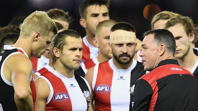 St Kilda coach Alan Richardson talks to his players.