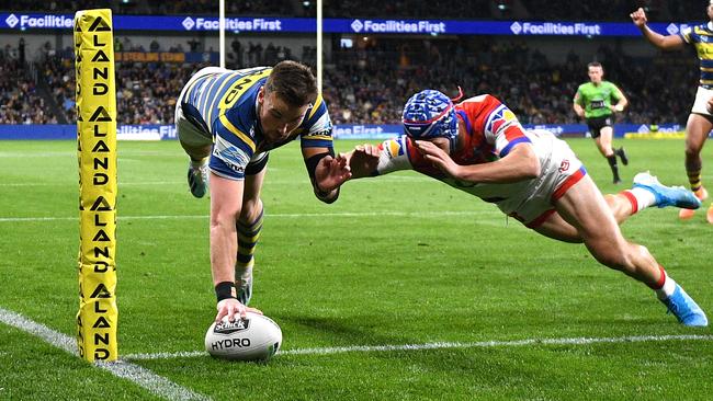 Clint Gutherson just beat Kalyn Ponga to the try line. Picture: Dan Himbrechts