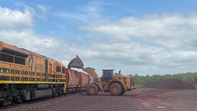 Linecrest iron ore being loaded onto an Aurizon freight car at Union Reef siding