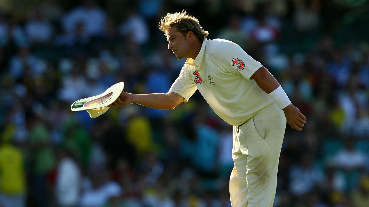 Shane Warne of Australia bows to the crowd at the end of day three of the fifth Ashes Test Match between Australia and England. Photo by Mark Nolan/Getty Images