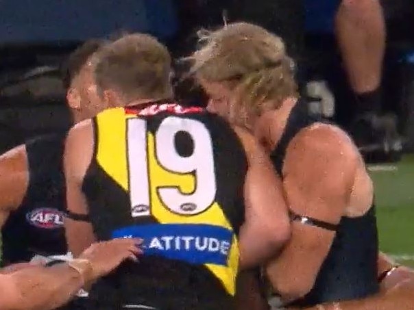 Richmond's Tom Lynch collects Carlton's Tom De Koning high.