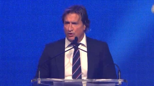 Luke Beveridge addresses the Bulldogs Best and Fairest crowd. Photo: Twitter, @w3ightman.