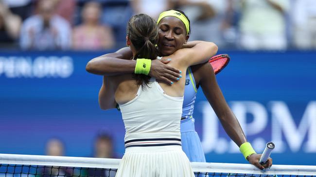 Gauff congratulates Navarro. Photo by CHARLY TRIBALLEAU / AFP