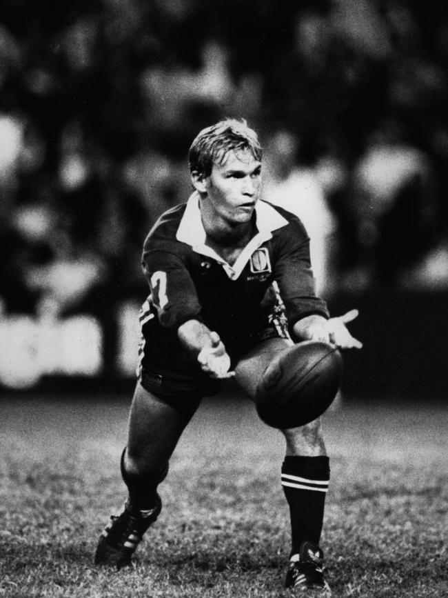 News/sport. 17/5/1988. Game one of the rugby league State of Origin series, Queensland vs New South Wales at Sydney Football Stadium. Queensland won 26-18. Allan Langer gets his pass away during NSW vs Qld State of Origin game in Sydney. PicWayne/Jones. / Rugby League