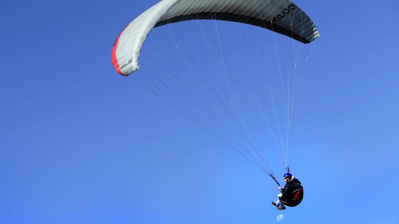 'Dust Devil' launches paraglider into wild spin in NSW