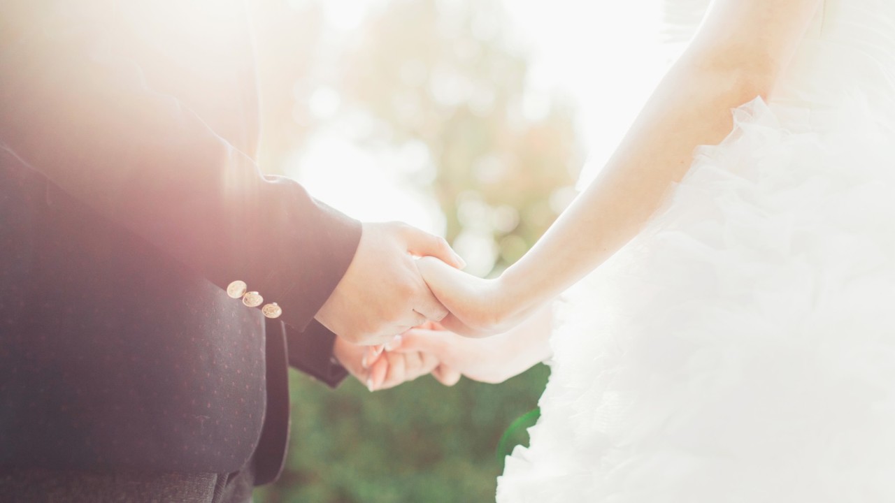 Couple married in a minute as Melbourne's lockdown eased