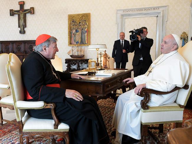 This handout photo taken on October 12, 2020 and released by the Vatican press office, the Vatican Media, shows Pope Francis (R) talking with Australian cardinal George Pell during a private audience at the Vatican. (Photo by Handout / VATICAN MEDIA / AFP)