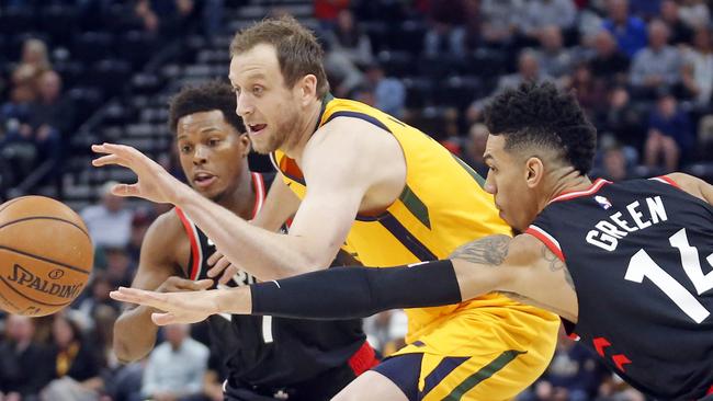 Joe Ingles drives past Kyle Lowry and Danny Green.