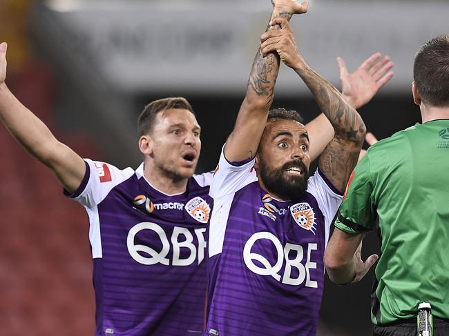 BRISBANE, AUSTRALIA - JANUARY 06: Diego Castro of the Glory appeals to the referee against Brisbane Roar for a handball in the penalty box during the round 11 A-League match between the Brisbane Roar and the Perth Glory at Suncorp Stadium on January 06, 2019 in Brisbane, Australia. (Photo by Albert Perez/Getty Images)
