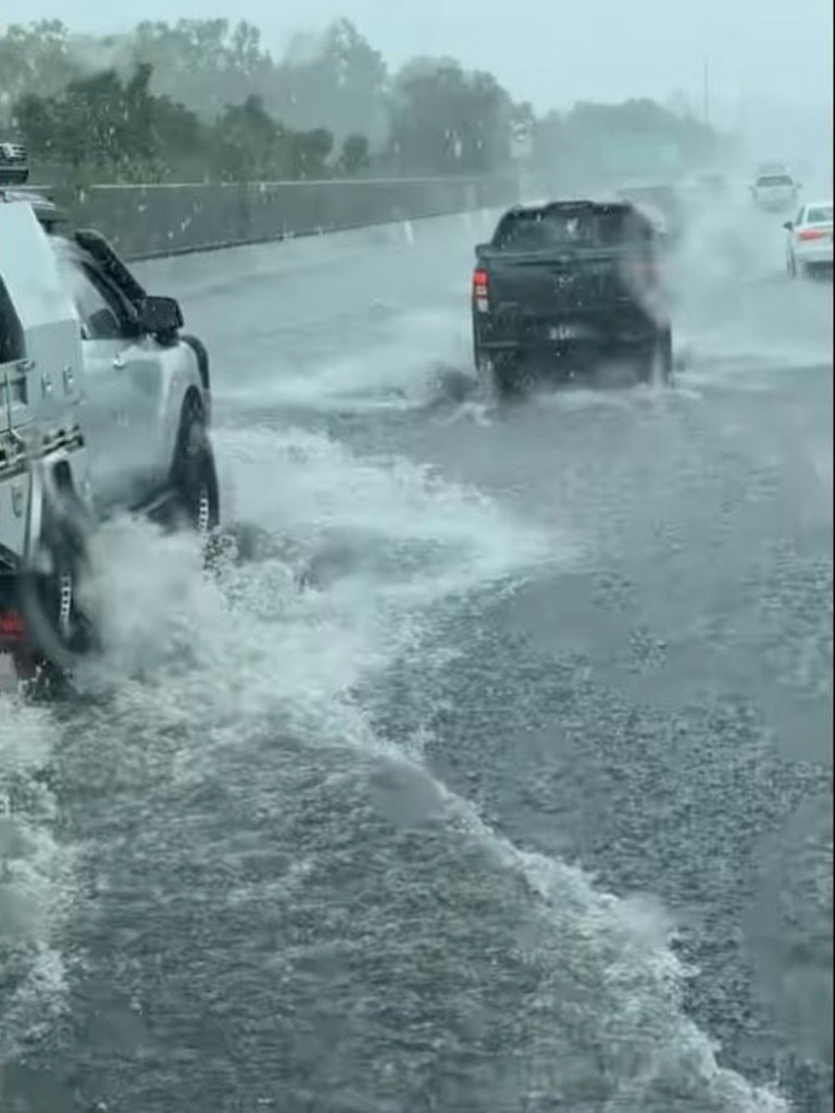 Aussie Towing vision of flooding on the M1 southbound to the Gold Coast – Take care M1 southbound at Loganholme