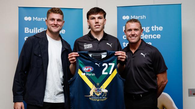 Finn O’Sullivan with Richmond midfielder Jacob Hopper and AFL Academy coach Tarkyn Lockyer. Picture: Dylan Burns/AFL Photos via Getty Images