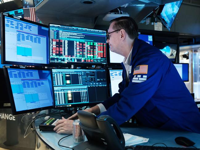 NEW YORK, NEW YORK - MAY 12: Traders work on the floor of the New York Stock Exchange (NYSE) on May 12, 2022 in New York City. The Dow Jones Industrial Average fell in morning trading as investors continue to worry about inflation and other global issues.   Spencer Platt/Getty Images/AFP == FOR NEWSPAPERS, INTERNET, TELCOS & TELEVISION USE ONLY ==