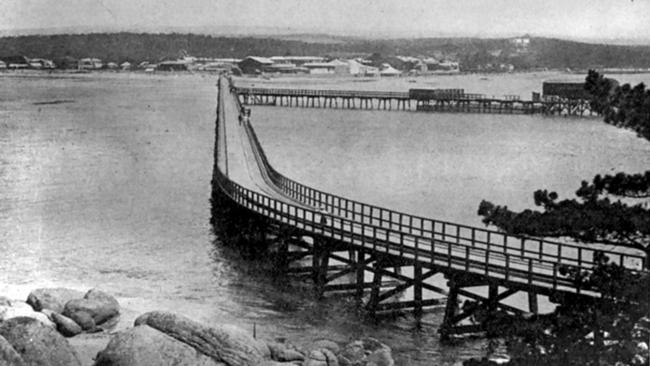 The Granite Island jetty, looking back at Victor Harbor, in 1915.