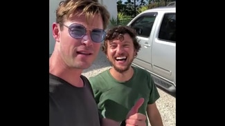 A snapshot of a video showing Chris Hemsworth picking up hitchhiker Scott Hildebrand in Brisbane. Source: Instagram / @chrishemsworth