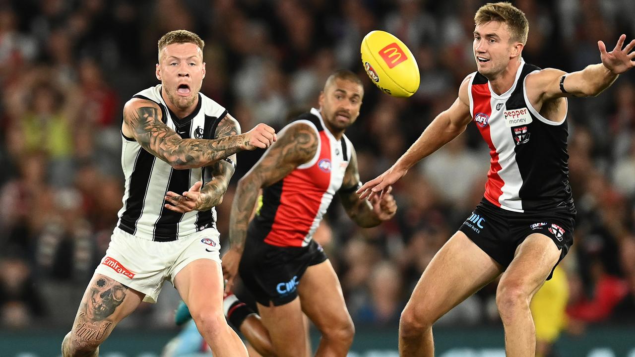 MELBOURNE, AUSTRALIA - MARCH 18: Jordan De Goey of the Magpies handballs during the round one AFL match between the St Kilda Saints and the Collingwood Magpies at Marvel Stadium on March 18, 2022 in Melbourne, Australia. (Photo by Quinn Rooney/Getty Images)