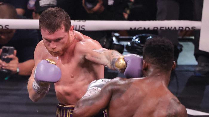 LAS VEGAS, NEVADA – SEPTEMBER 30: Canelo Alvarez (L) hits Jermell Charlo in the fifth round of their super middleweight title fight at T-Mobile Arena on September 30, 2023 in Las Vegas, Nevada. Alvarez won by unanimous decision. Ethan Miller/Getty Images/AFP (Photo by Ethan Miller / GETTY IMAGES NORTH AMERICA / Getty Images via AFP)