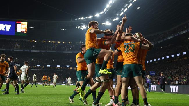 Australia's Max Jorgensen celebrates with teammates after scoring their late winning try. Photo by Adrian Dennis / AFP.