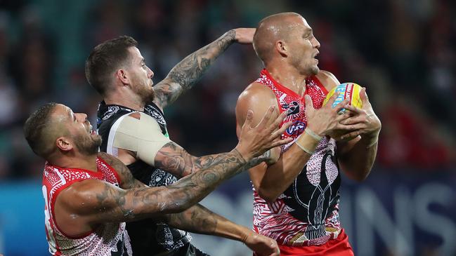 Sam Reid marks in front of Collingwood’s Jeremy Howe and teammate Lance Franklin. Picture: Phil Hillyard