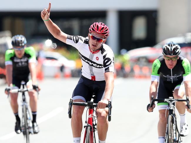 Alex Edmondson raises his hand for the win. Photo: Sarah Reed.