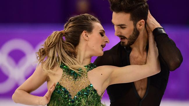 TOPSHOT - France's Gabriella Papadakis and France's Guillaume Cizeron compete in the ice dance short dance of the figure skating event during the Pyeongchang 2018 Winter Olympic Games at the Gangneung Ice Arena in Gangneung on February 19, 2018. / AFP PHOTO / Roberto SCHMIDT