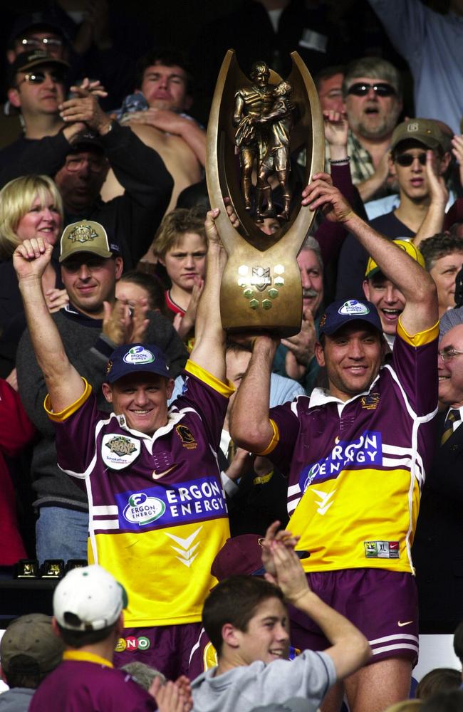 Kevin Walters and Gorden Tallis lift the Provan-Summons trophy in 2000. Picture: AAP/Dean Lewins