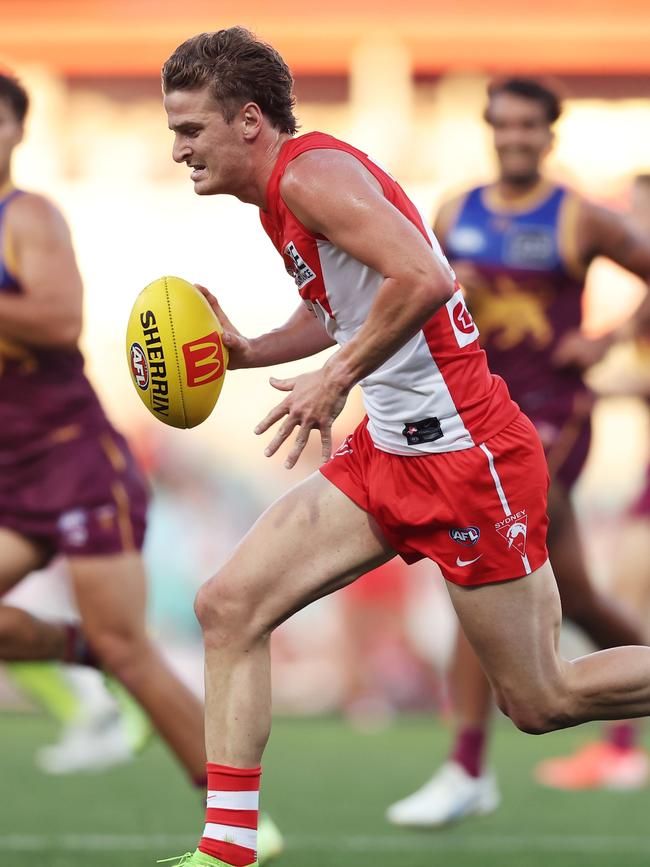 Bice takes a bounce. Picture: Matt King/AFL Photos/via Getty Images.